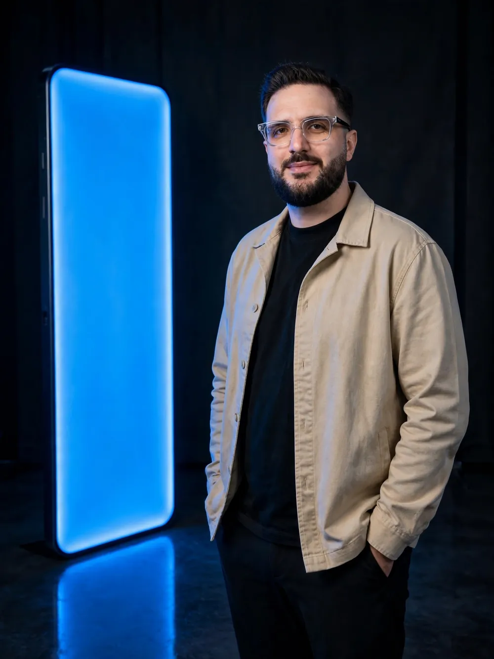 Retrato de Gabriel Zim ao lado de um painel de luz azul no formato 9:16
